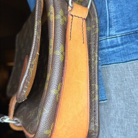 Louis Vuitton vintage Crossbody bag adjustable strap good used condition - Picture 3 of 16